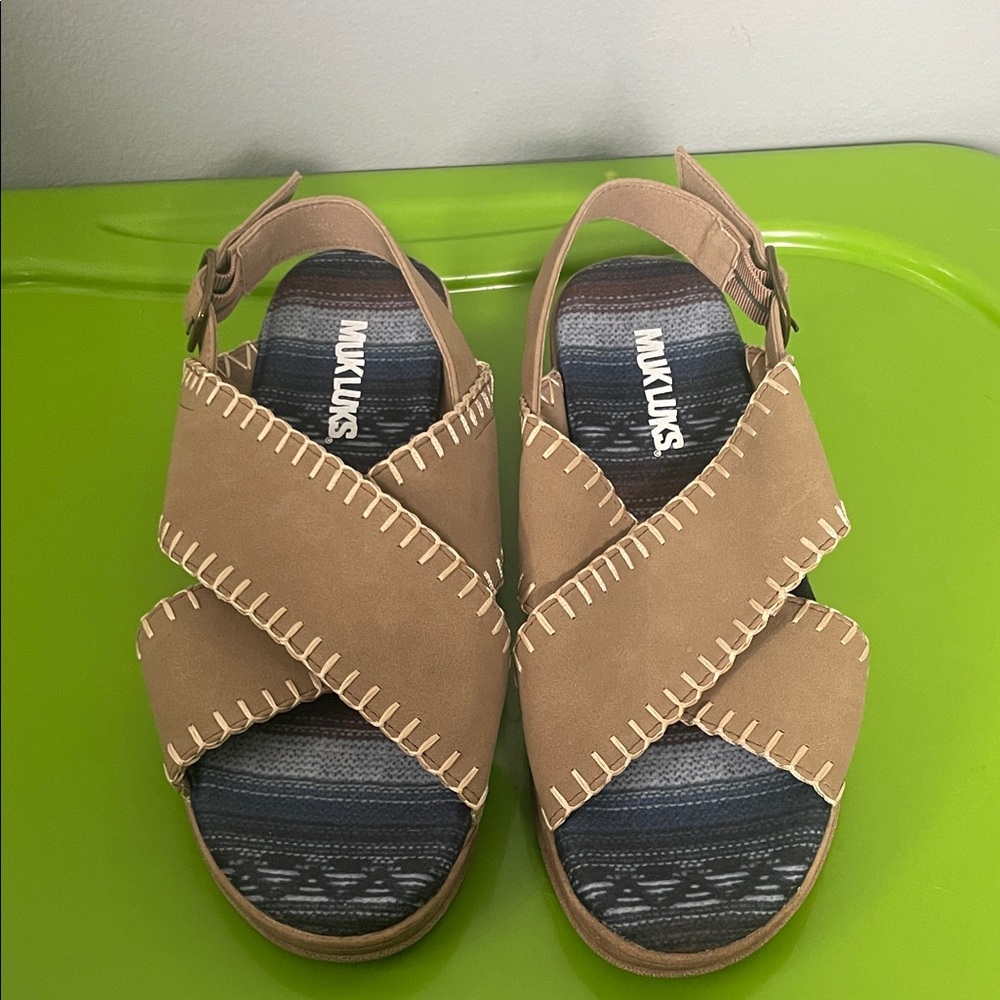 Muk Luks size 9 taupe faux suede City High Rise wedge Strap Sandals boho